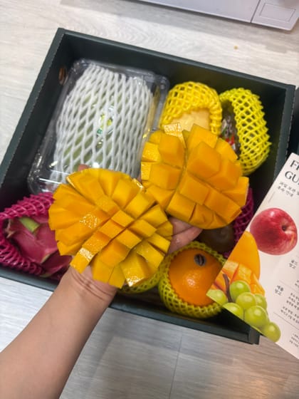 잘라서 담아낸 애플망고와 함께 배송된 수입과일 선물세트