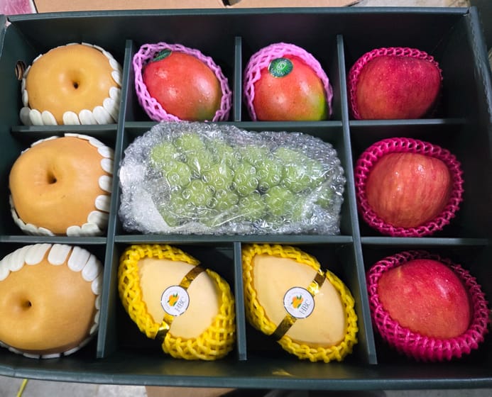 배·사과·샤인머스켓·망고가 칸마다 담긴 혼합 선물세트